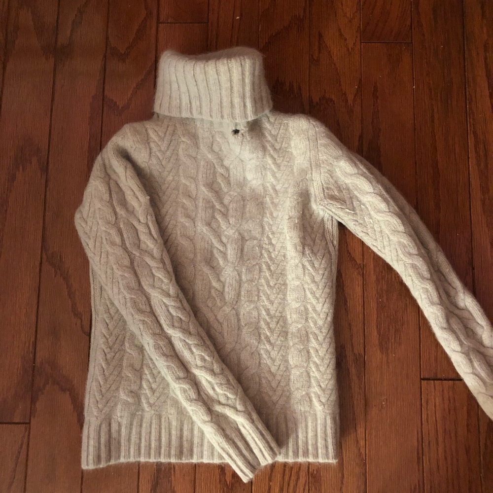 Turtle neck knitted sweater